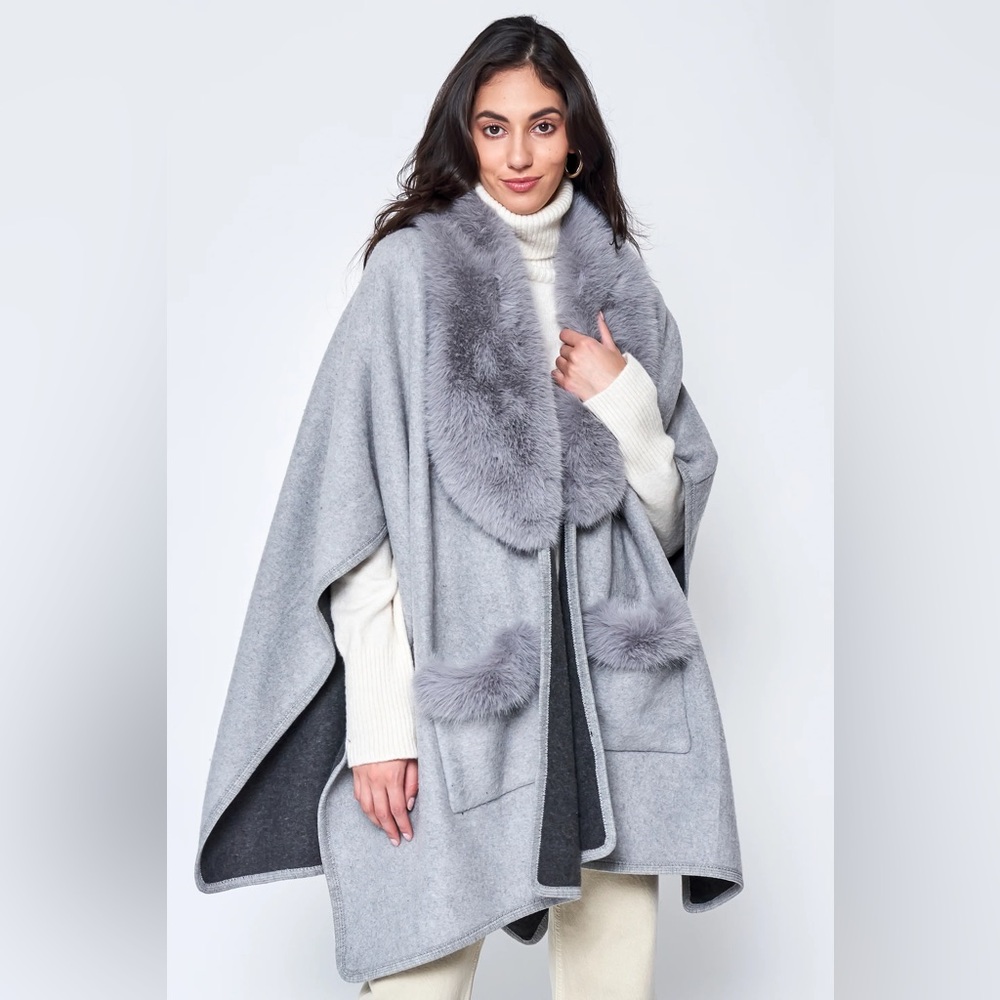 DO EVERYTHING IN LOVE Faux Fur Collar Kimono Women's Faux Fur Shawl Wrap‎ NWT
